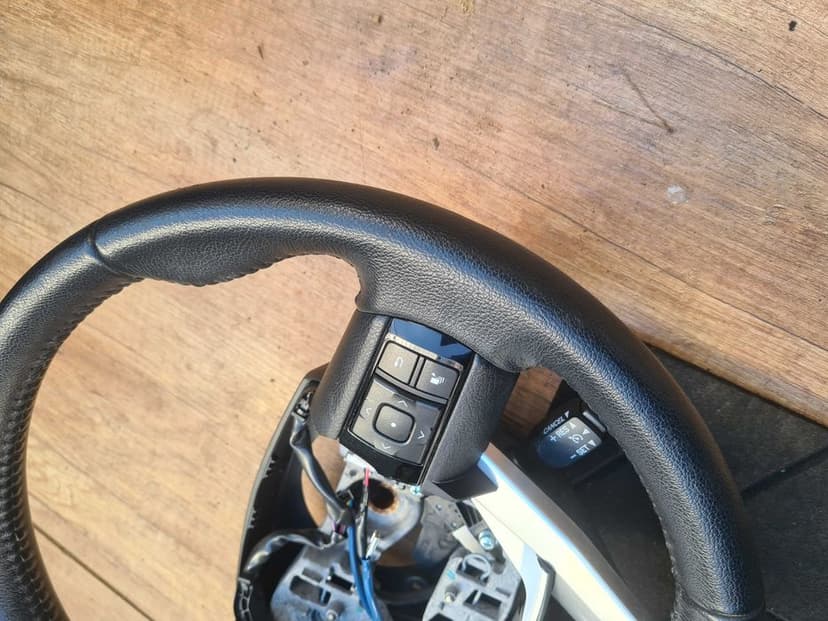 Toyota Hilux VIII lift kierownica multifunkcja skóra 21r
