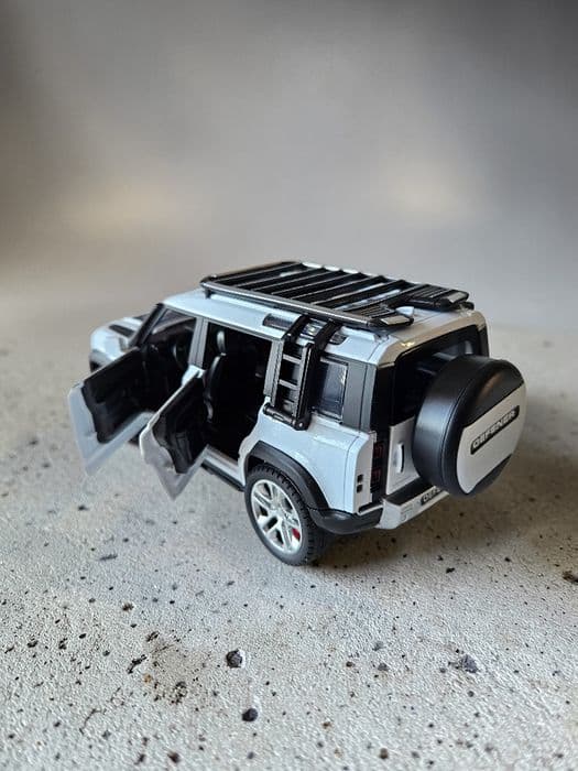 Model Land Rover Defender 110 (Biało-Czarny) Skala 1:24