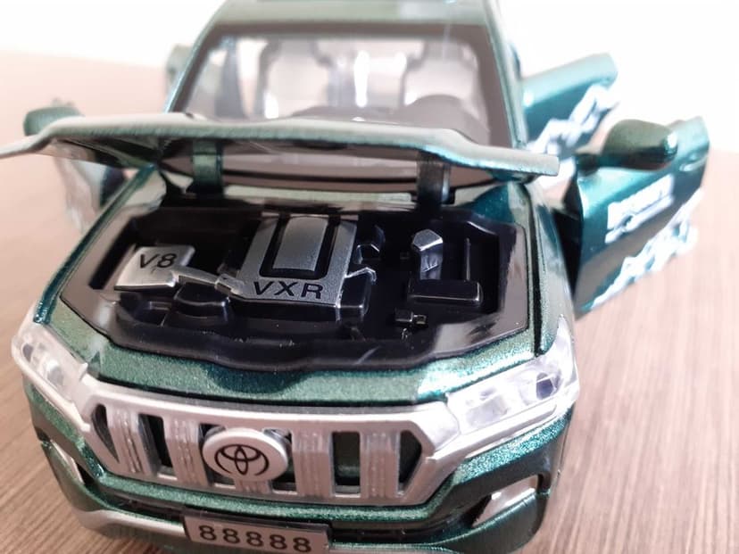 TOYOTA LAND CRUISER 1:32 napęd światła dźwięk
