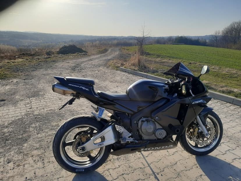 Honda cbr 600rr   .