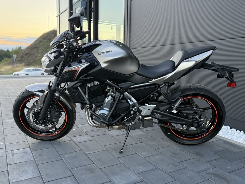 Kawasaki Z650 z 2017r Niemcy bezwypadkowy ksiazki