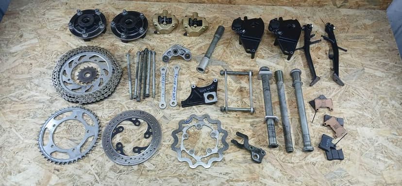 Suzuki GSXR 600 Gsx-r 04-05r tarcza kolektor podnozek wahacz chlodnica