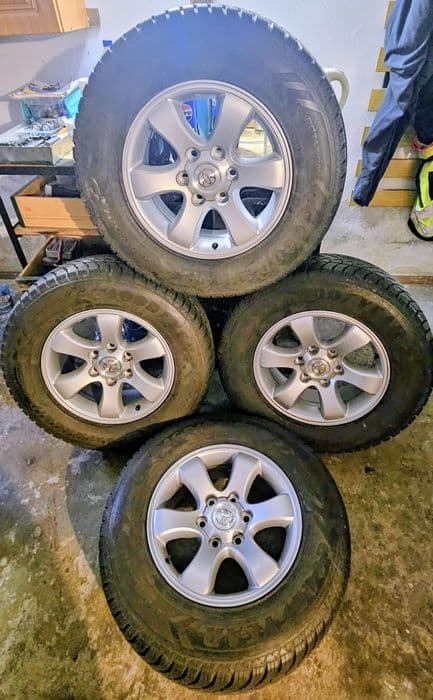 Oryginalne alufelgi(17cali) Toyota Land Cruiser+ dwa komplety opon.