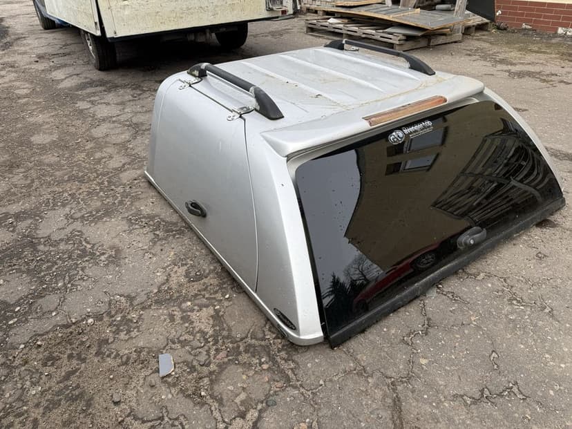 Nissan Navara D40 2010 r zabudowa hardtop