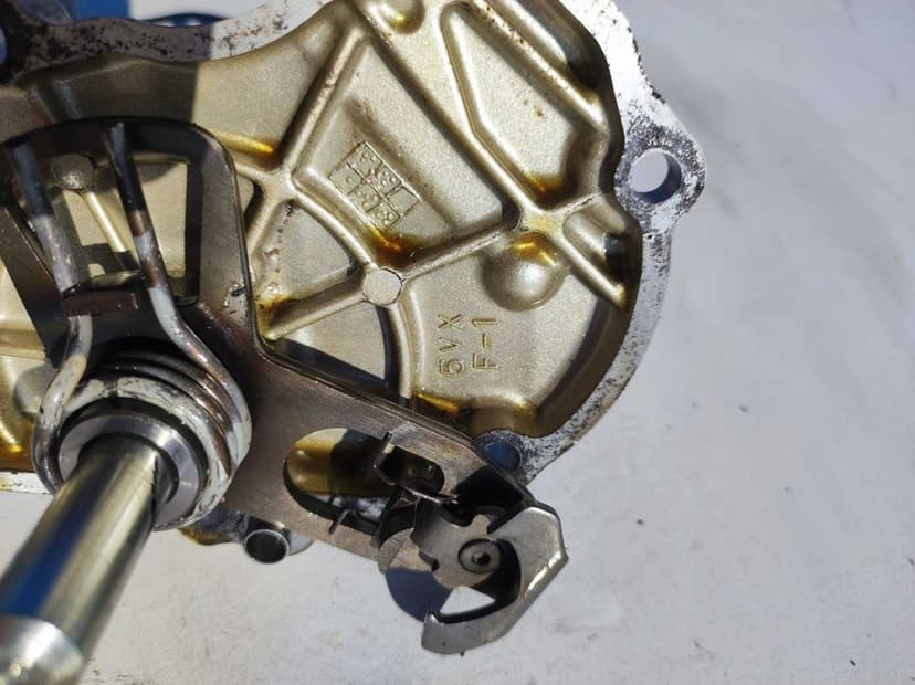 Yamaha FZ6 (2004–2009) Mechanizm zmiany biegów pokrywa z wałkiem