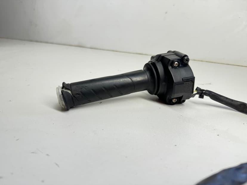 Ducati Monster 821 Rolgaz Potencjometr 15 - 17