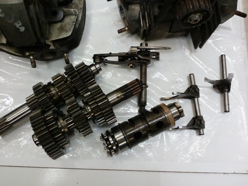 Ducati monster 600 silnik na części , częsci silnikowe