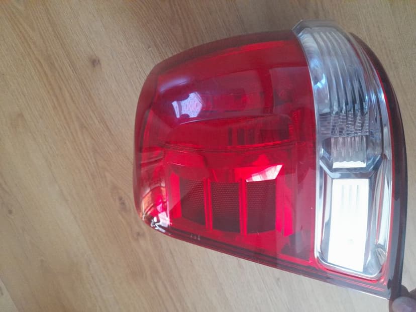 Lampa tylna lewa Toyota Land Cruiser.