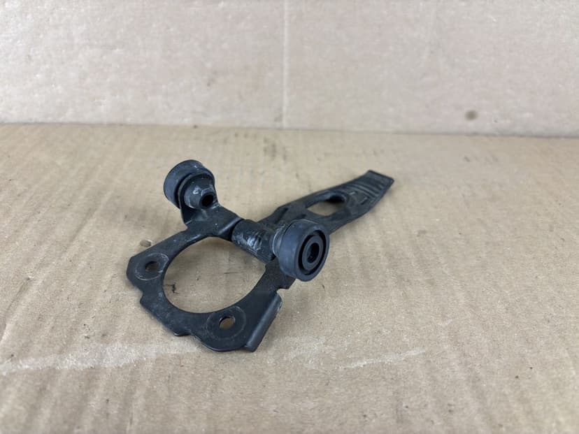 Ducati Monster 821 Przednie Mocowanie Uchwyt Zbiornika Baku 2016 Guma