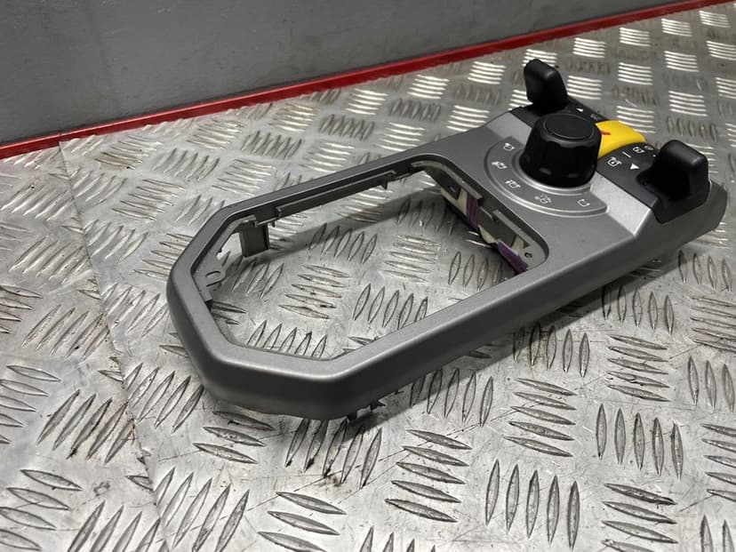 Przełącznik Zawieszenia Panel Land Rover Discovery III 2,7TDV6