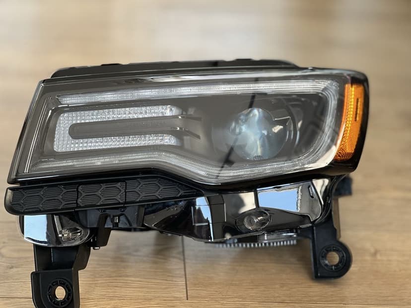 Jeep grand cherokee wk2  reflektor Bi-xenon LED High Altitude 2015