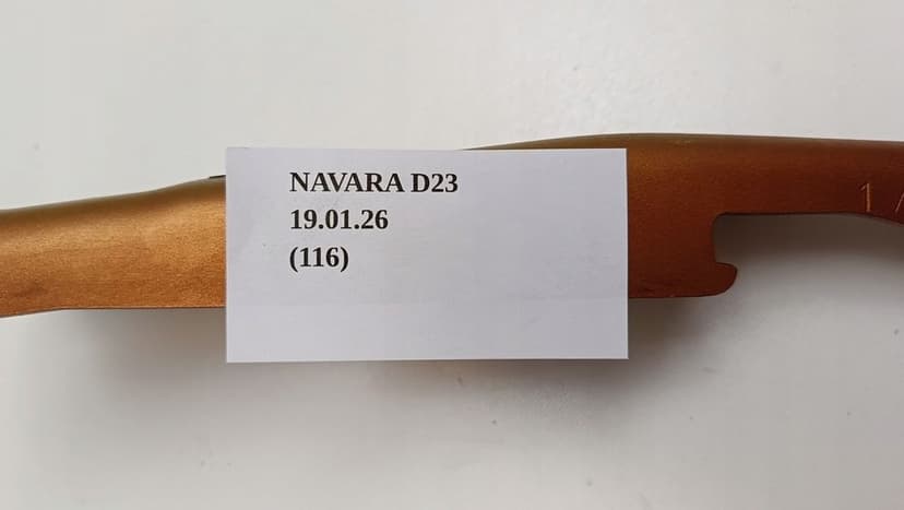 ZAWIAS MASKI LEWY NISSAN NAVARA D23