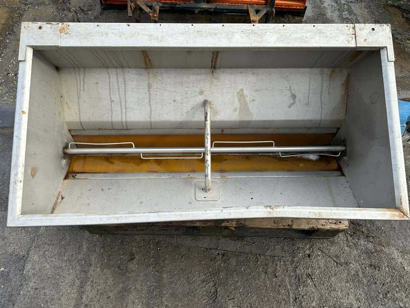 Sprzedam zestaw posypywarke i plug do susuzki samurai/jimni