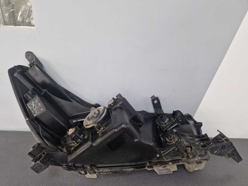 Toyota Hilux VIII 8 15r.- Lampa Przód Lewa