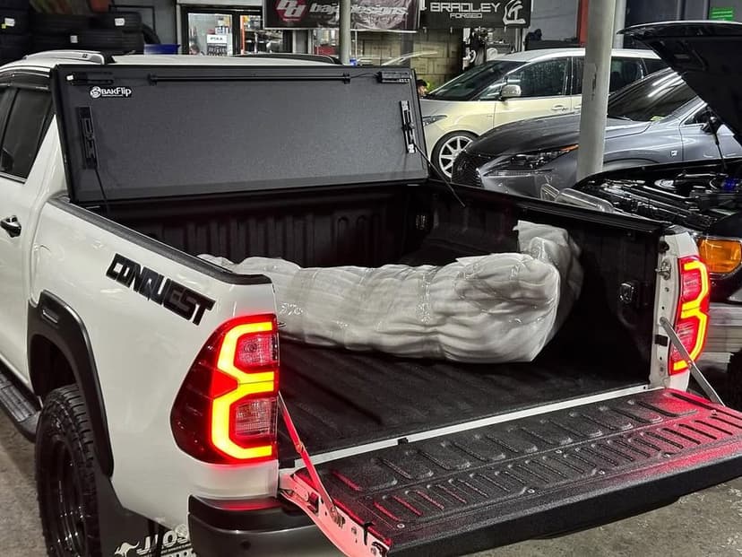 BAKFlip MX4 Twarda pokrywa paki roleta składana na 3 Toyota Hilux