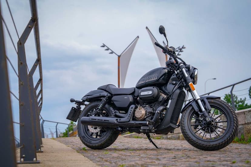 Motocykl Chopper Cruiser QJMOTOR SRV 12V 125cm3 Silnik V4 HIT 2026r