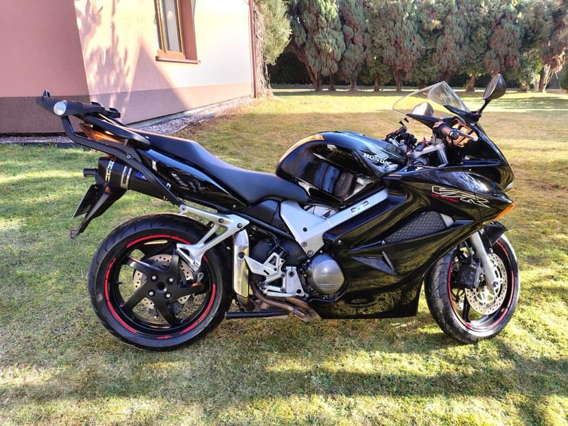 Honda VFR800 VTEC czarna piękna V4 pierwszy właściciel GIVI IDEALNY