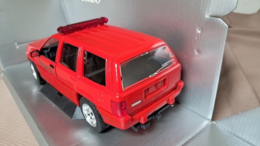 Jeep Cherokee 1:18 Maisto