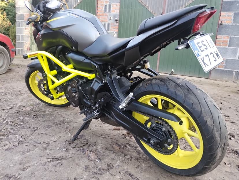 Yamaha MT 07 fluo akrapovic