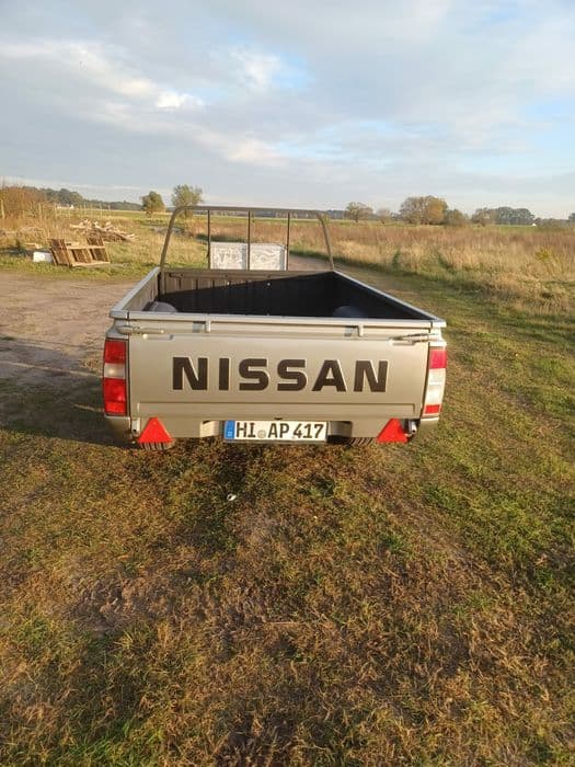 Przyczepa towarowa Nissan Navara w BDB stanie !