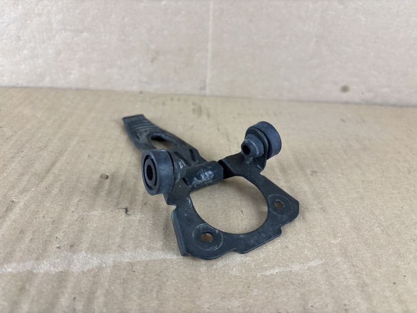 Ducati Monster 821 Przednie Mocowanie Uchwyt Zbiornika Baku 2016 Guma