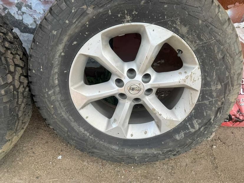 Felgi nissan navara d40 17' + 2 ładne opony