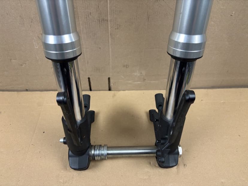 Ducati Monster 821 Zawieszenie Przód Lagi Laga Prawa Lewa Półki Ośka