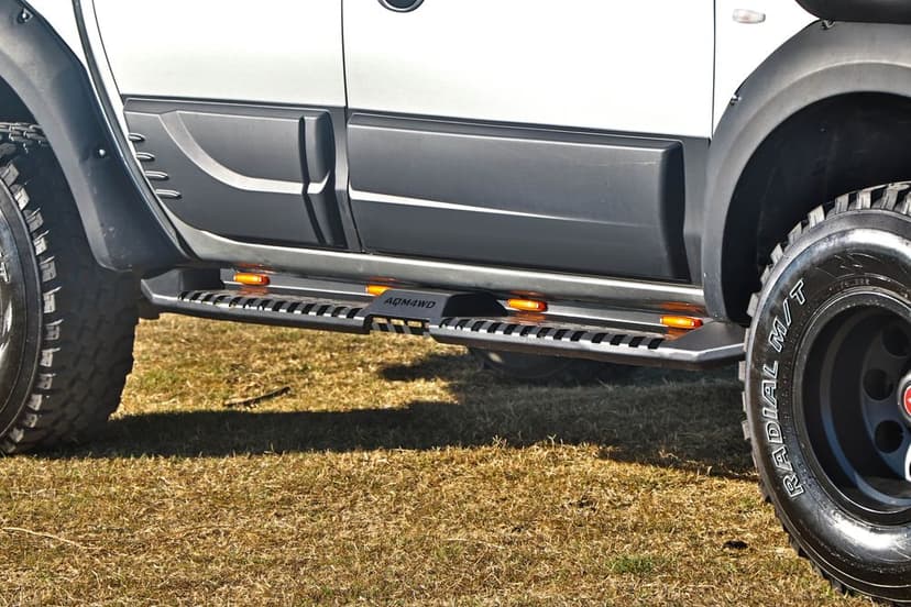 Stopnie boczne progi stalowe model X Toyota Hilux 2005-2015