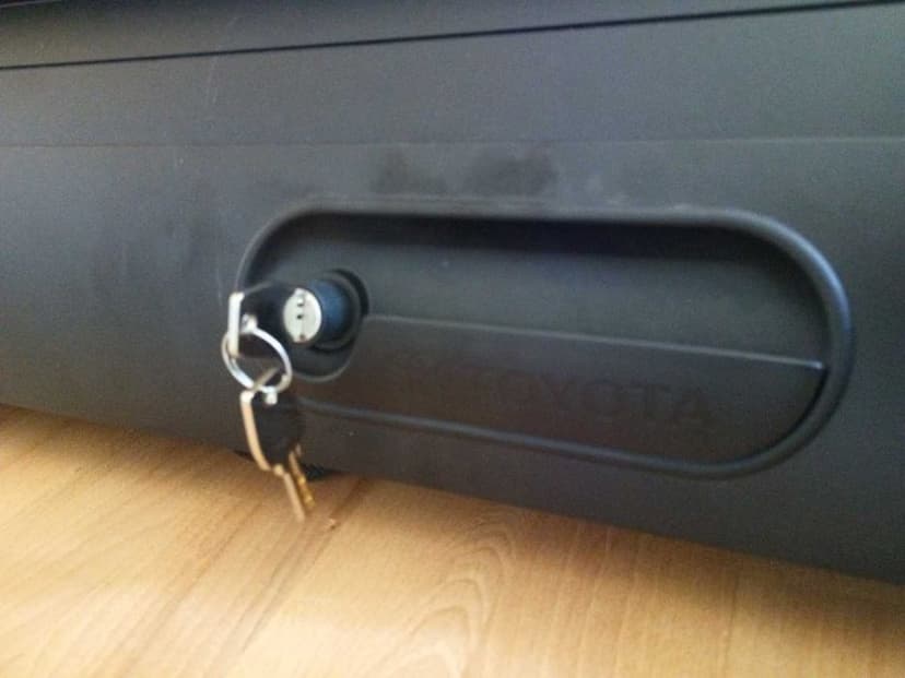 Toyota Hilux roleta paki – oryginalna Black Alu Roll Cover PW3B0-0K032