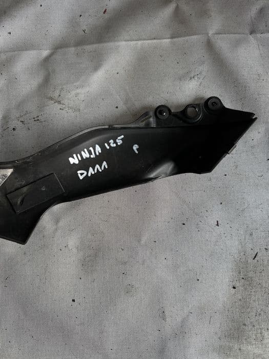 Prawe wypełnienie zbiornika Kawasaki Ninja 125