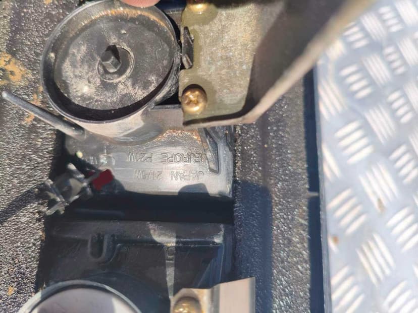 lampa lewy tył lewa tylna Nissan Patrol Y61 oryginał