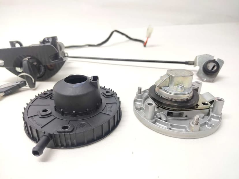 APRILIA TUONO 125 / RS4 Komplet Zamków Stacyjka Wlew Paliwa Zamek