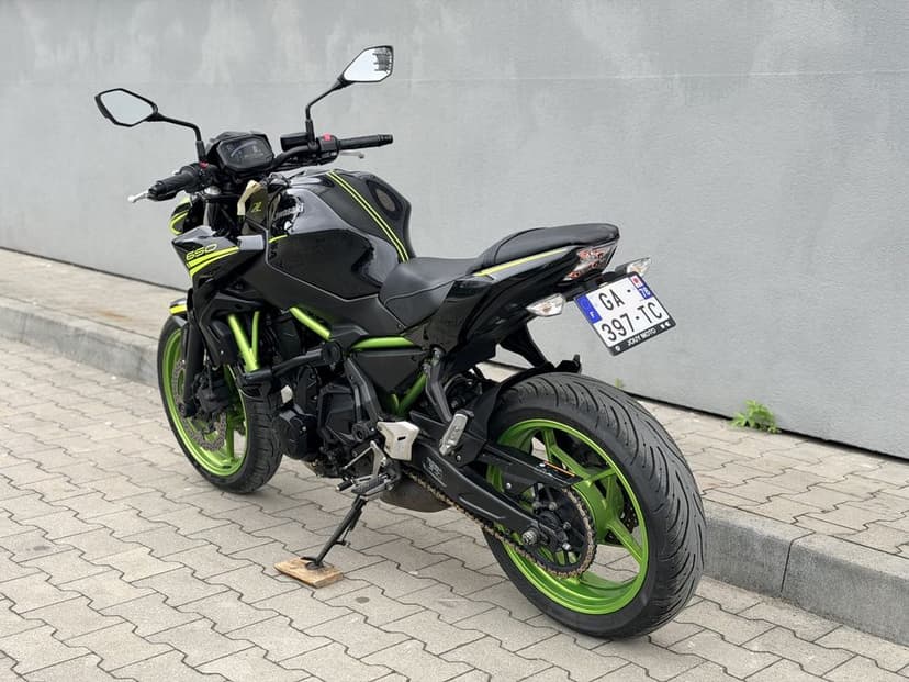 Kawasaki Z650 lift na A2 Akrapovič