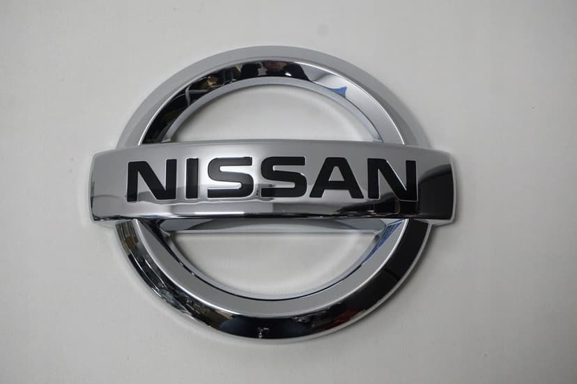 EMBLEMAT LOGO ZNACZEK GRILLA PRZÓD NISSAN PATHFINDER R51 NAVARA D40 LI
