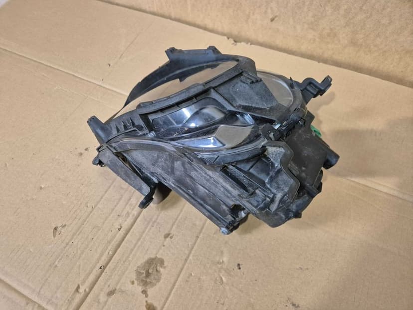 Jeep Cherokee KL lampa przednia prawa.