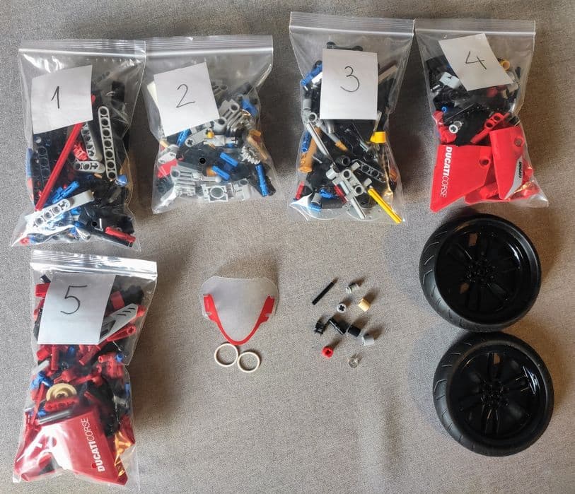 Lego Technic 42107 Ducati Panigale V4 R