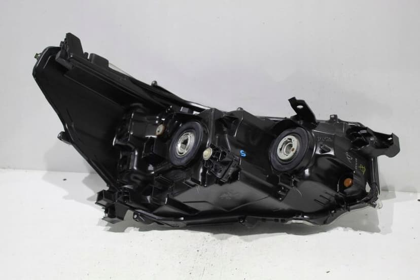 toyota hilux lampa przód przednia lewa