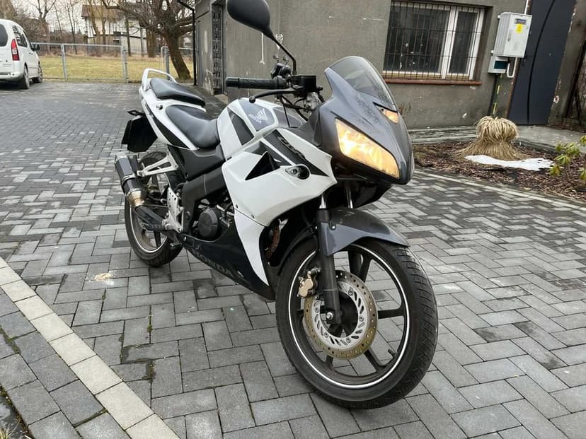 Sprzedam Hondę CBR 125R - zadbana, niski przebieg