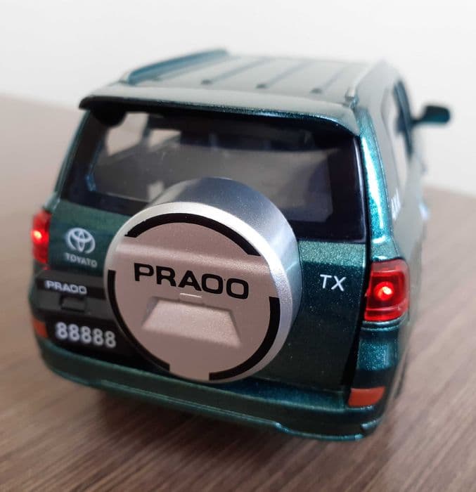 TOYOTA LAND CRUISER 1:32 napęd światła dźwięk