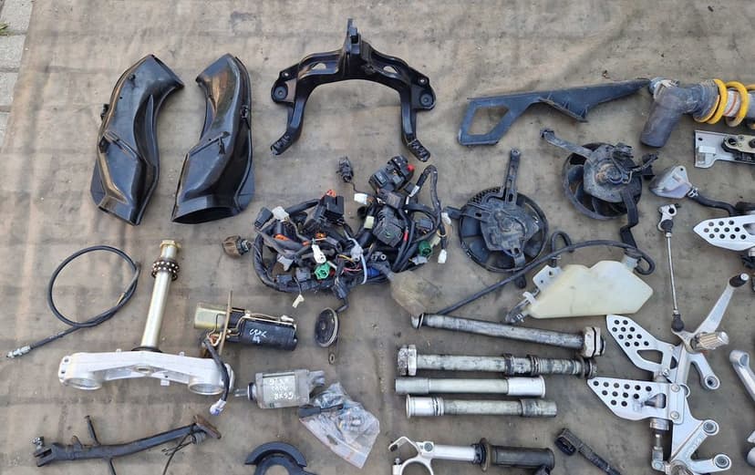 Suzuki GSXR 1000 K4 K5 pompa półka wlot wiązka oś lampa moduł zacisk