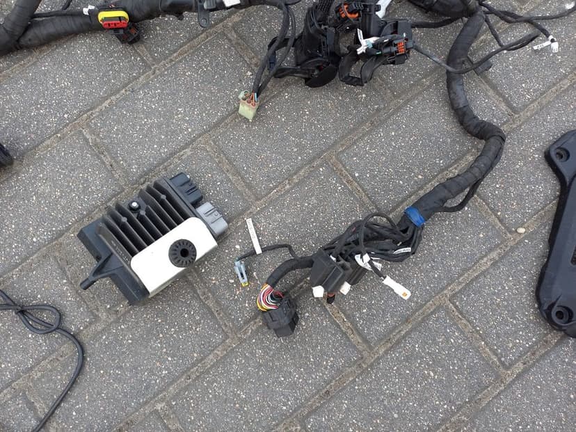 Ducati monster 937 silnik oś