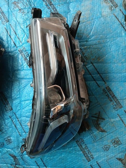 Lampa przednia lewa prawa TOYOTA HILUX VIII lift  19- komplet
