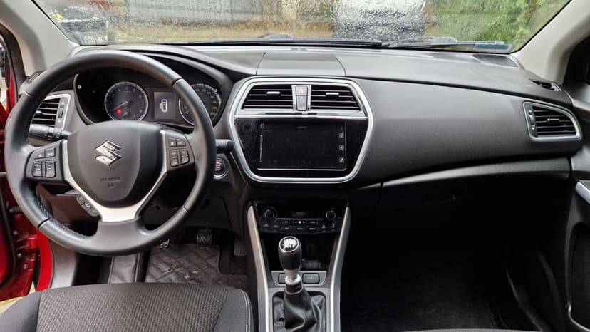 Suzuki s cross 2021r.