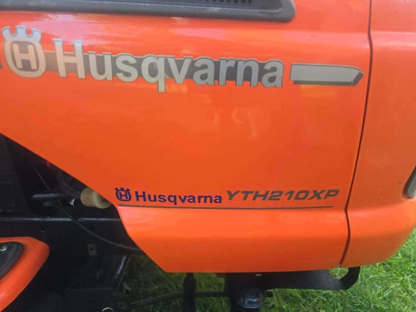 Traktorek kosiarka  model Husqvarna YTH210XP