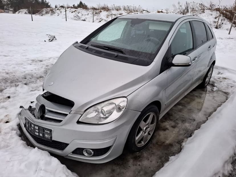 Uszkodzony Mercedes B180