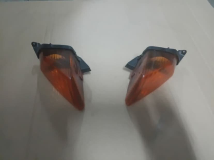 Kierunkowskazy zbiorniczek stelaż boczek vfr800