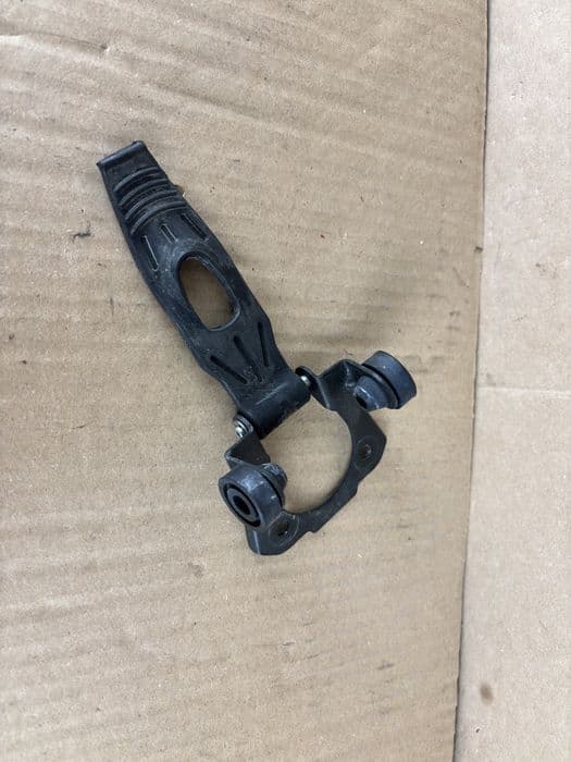 Ducati Monster 821 Przednie Mocowanie Uchwyt Zbiornika Baku 2016 Guma