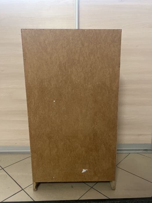 Szafka z trzema półkami