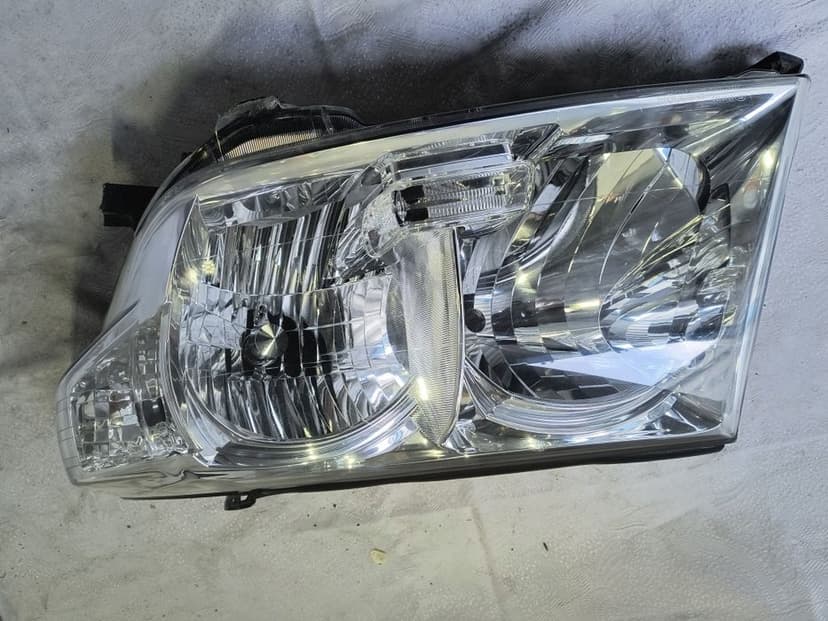 Lewa lampa Toyota Land Cruiser j200 Europa reflektor przedni