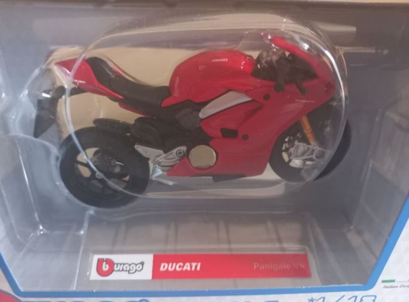 Bburago motor Ducati Panigale V4,skala 1:18.